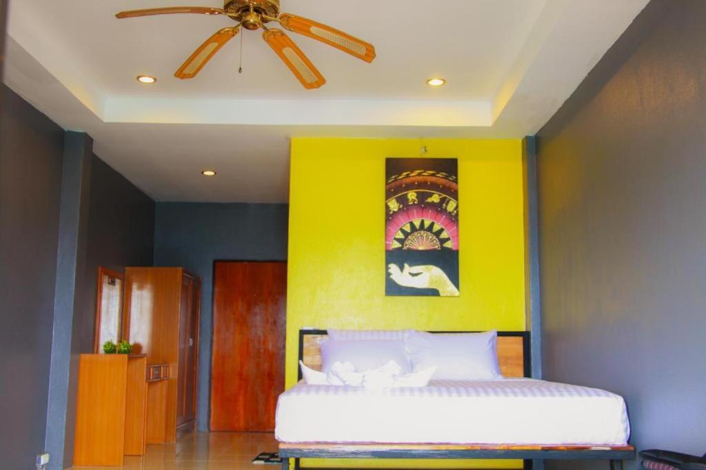 Pond'S Hostel Koh Tao Exterior photo